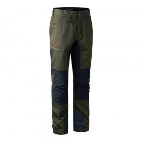DEERHUNTER Rogaland Contrast Trousers Green | strečové nohavice - Deerhunter Rogaland strečové nohavice poskytujú maximálnu slobodu pohybu a sú ideálne pre každého lovca. Komfortné strečové nohavíce pre skvelé vonkajšie zážitky. Nohavice sú odolné voči vode a sú elastické v zadnej časti pásu a okolo kolená. Farba tmavá zelená v kombinácii s čiernou strečovou látkou.

Elastický pás 
Dve predné vrecká 
Dve vrecká na stehne so skrytými zipsami 
Jedno zadné vrecko so skrytým zipsom 
Predtvarované kolená 
Elastické miesta pre väčšiu slobodu pohybu 
Na každom členku je suchý zips 
Nohavice sú elastické v zadnej časti pásu a okolo kolien
