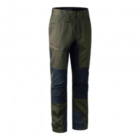 DEERHUNTER Rogaland Contrast Trousers Green | strečové nohavice - Deerhunter Rogaland strečové nohavice poskytujú maximálnu slobodu pohybu a sú ideálne pre každého lovca. Komfortné strečové nohavíce pre skvelé vonkajšie zážitky. Nohavice sú odolné voči vode a sú elastické v zadnej časti pásu a okolo kolená. Farba tmavá zelená v kombinácii s čiernou strečovou látkou.

Elastický pás 
Dve predné vrecká 
Dve vrecká na stehne so skrytými zipsami 
Jedno zadné vrecko so skrytým zipsom 
Predtvarované kolená 
Elastické miesta pre väčšiu slobodu pohybu 
Na každom členku je suchý zips 
Nohavice sú elastické v zadnej časti pásu a okolo kolien