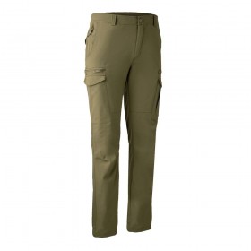 DEERHUNTER Maple Trousers - nohavice (5 - Nohavice Deerhunter Maple, perfektné na potulky v prírode, dodávajú mužovi, ktorý je nadšený z toho, že je vonku, štýl, pohodlie a funkčnosť. 
Mäkký ocenený polyesterový materiál, ktorý sa vyznačuje 4-smerným natiahnutím, extrémne vysokou priedušnosťou a vodoodpudivou úpravou, zaisťuje pohodlný vonkajší zážitok. Nastaviteľný a čiastočne elastický pás poskytuje celodenné pohodlie, zatiaľ čo viac vreciek poskytuje úložné riešenia pre vaše dôležité veci a na záver potrubie zvýrazňuje vlastnosti nohavíc Maple.

Materiál  100% Polyester Interlock 
Úprava Water Repellent
Farba 370-Beech Green