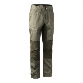 DEERHUNTER Rogaland Contrast Trousers Driftwood - strečové nohavice (5 - Deerhunter Rogaland strečové nohavice poskytujú maximálnu slobodu pohybu a sú ideálne pre každého lovca. Komfortné strečové nohavíce pre skvelé vonkajšie zážitky. Nohavice sú odolné voči vode a sú elastické v zadnej časti pásu a okolo kolená. Farba tmavá hnedá v komninácii s čiernou strečovou látkou.

Elastický pás 
Dve predné vrecká 
Dve vrecká na stehne so skrytými zipsami 
Jedno zadné vrecko so skrytým zipsom 
Predtvarované kolená 
Elastické miesta pre väčšiu slobodu pohybu 
Na každom členku je suchý zips 
Nohavice sú elastické v zadnej časti pásu a okolo kolien
Farba 269-Driftwood