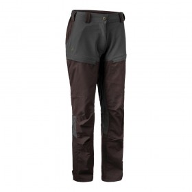 DEERHUNTER Lady Ann Trousers - dámske nohavice (3 - Tieto dámske nohavice majú v oblasti kontrastov elastický materiál, vďaka ktorým sú neuveriteľne flexibilné a zaisťujú dobrú voľnosť pohybu. Dámske nohavice sú certifikované OEKO-Tex a sú ošetrené teflónovým štítom +, ktorý odpudzuje vodu a nečistoty a pomáha tkanine rýchlejšie schnúť.

Nastaviteľný pás s gumou 
Dve šikmé vrecká 
Vrecká na stehnách so skrytým zipsom 
vrecko na nôž v ľavom vrecku stehna 
Zadné vrecko so zipsom 
Tvarované koleno 
strečový materiál pre lepšiu voľnosť pohybu 
Nastaviteľný členok s popruhom a suchým zipsom 
Farba: 477 - Dark Prune