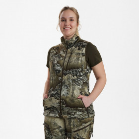 DEERHUNTER Lady Excape Softshell Waistcoat - dámska vesta (3 - <P>Softshellová dámska vesta Deerhunter Lady Excape je súčasťou celosezónnej, ľahkej, vrstvenej kolekcie Excape, ktorá sa dodáva v klasickej zelenej farbe a v revolučnej kamufláži Realtree EXCAPE™. Mäkká, tichá, vodeodolná a vetruvzdorná s technickou membránou Deerhunter Stormliner® na vybraných miestach, táto softshellová vesta je tiež vysoko priedušná. Je nabitý funkčnými funkciami, je vyrobený pre všetky lovy a navrhnutý tak, aby odolal silám prírody. S elastickým panelom v páse a nastaviteľným lemom na šnúrku ponúka lichotivý ženský strih. Kolekcia EXCAPE je vhodná pre všetky ročné obdobia a možno ju vrstviť hore a dole tak, aby vyhovovala vašej preferovanej loveckej forme a štýlu. </P>
<UL>
<LI>Mäkký a tichý materiál  
<LI>S vodeodolnými a nepremokavými látkovými časťami pre zaistenie vysokej priedušnosti a pohodlia 
<LI>Vodeodolný 2-cestný zips vpredu v strede 
<LI>Náprsné vrecko s vodeodolným zipsom 
<LI>Zosilnený výstup pre anténu 
<LI>Dve predné vrecká s vodeodolnými zipsami 
<LI>Elastický pás vzadu pre väčšie pohodlie 
<LI>Nastaviteľné dno pomocou šnúrky 
<LI>Farba 93 - Realtree Excape</LI></UL>