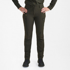 DEERHUNTER Lady Canopy Trousers - dámske nohavice (3 - <P>Tieto nohavice ponúkajú ľahké pohodlie, výnimočnú priedušnosť a 4-smerné roztiahnutie pre neobmedzený pohyb. </P>
<P>Vysoko vetrané a vyrobené pre letné poľovačky alebo outdoorové dobrodružstvá, dokonale vyvažujú funkčnosť a priedušnosť. Tieto nohavice zaručujú zvýšený komfort po celý deň s gumou v páse, predtvarovanými kolenami a nastaviteľnými členkami pomocou ramienok. Rôzne vrecká zvyšujú všestrannosť a ľahký, priedušný a rýchloschnúci ripstop materiál zaisťuje ten najlepší komfort. Či už idete po lese alebo sa vydávate na výlety do prírody, tieto nohavice poskytujú dokonalé spojenie praktickosti a pohodlia, vďaka čomu sú ideálnym spoločníkom pre každú outdoorovú nadšenkyňu.</P>
<UL>
<LI>Pás s gumou vzadu 
<LI>Dve predné vrecká 
<LI>Dve stehenné vrecká so zipsom a vnútorná sieťovina pre vetranie 
<LI>Predtvarované kolená 
<LI>Nastaviteľné v spodnej časti nohavíc pomocou popruhu a suchého zipsu 
<LI>Pružná tkanina pre lepšie pohodlie 
<LI>Ľahká tkanina pre vysoké teploty 
<LI>Rýchloschnúca tkanina 
<LI>Farba 361 - Forest Green</LI></UL>